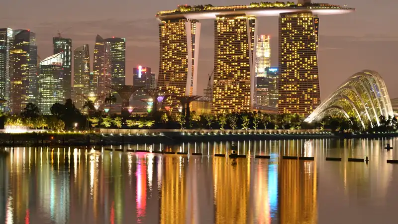 Marina Bay Sands and the Singapore skyline at dusk